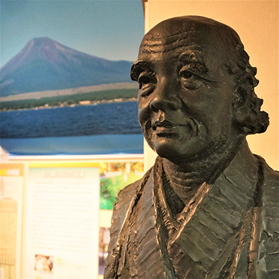 小谷三志の胸像（富田匠美作）