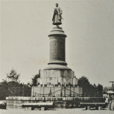 日本最初の大型銅像・大村益次郎像（靖国神社）